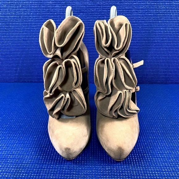 VINCE CAMUTO VC-MARCIA Women`s Size 7B Tan Suede Leather Heels - Picture 2 of 9
